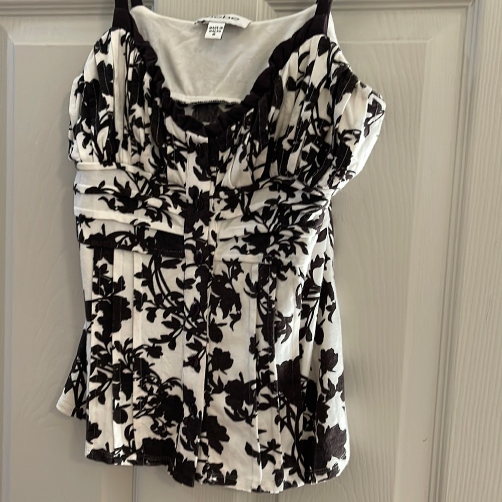 Bebe tank top super cute n fitted! W some stretch